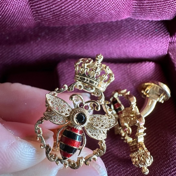 Dolce and Gabbana 18k gold diamond and ruby crown motif with bee cuff links - Picture 4 of 5